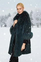 Woman wearing a dark green coat with fur trim