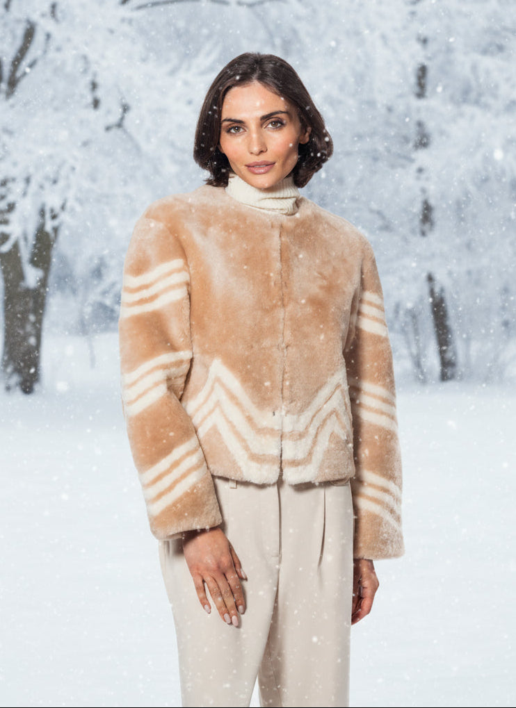 Woman wearing a beige and white patterned jacket